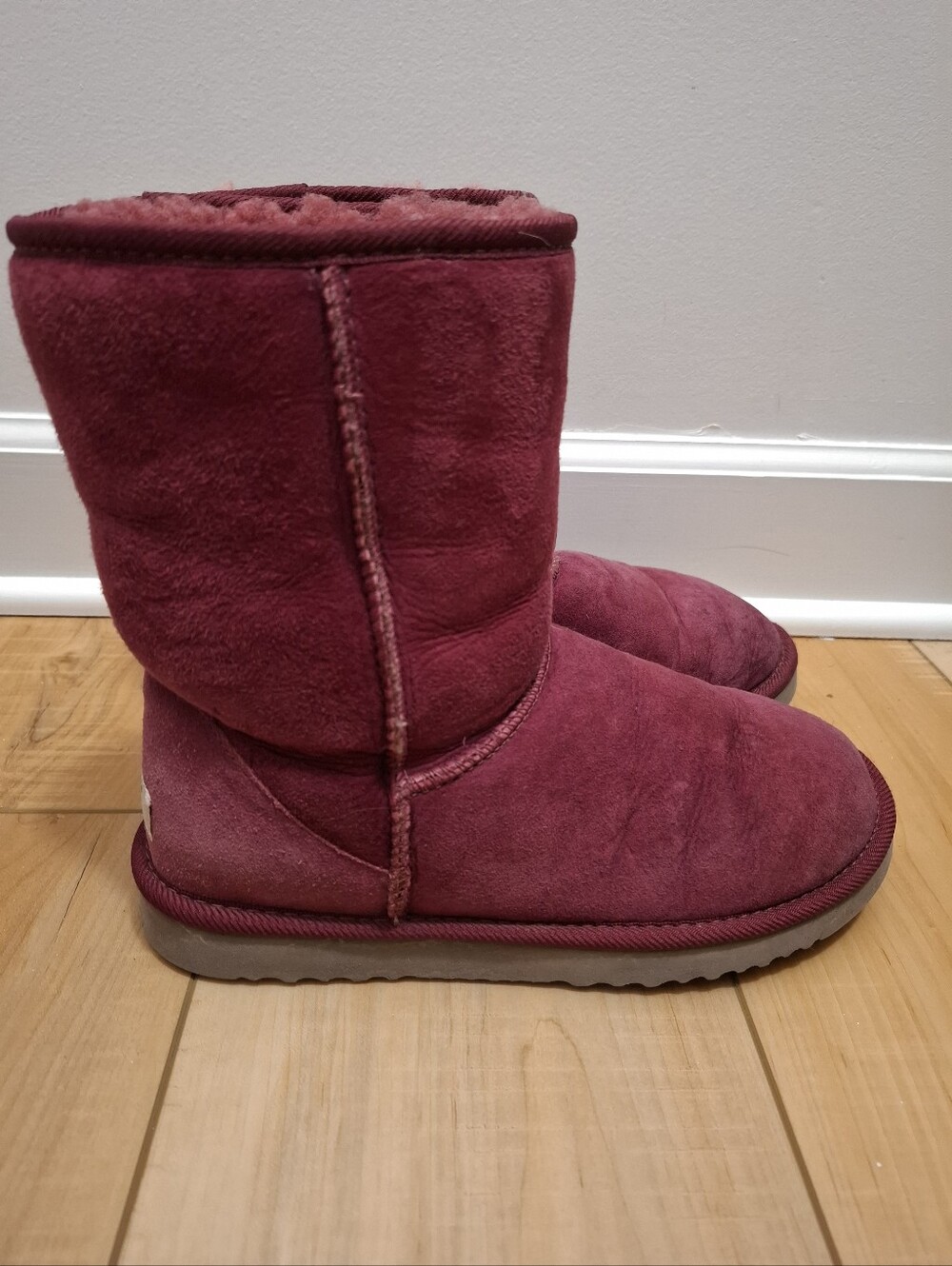 UGG Boots Women's 8 Classic Short Suede Shearling Lining Burgundy Cozy Winter